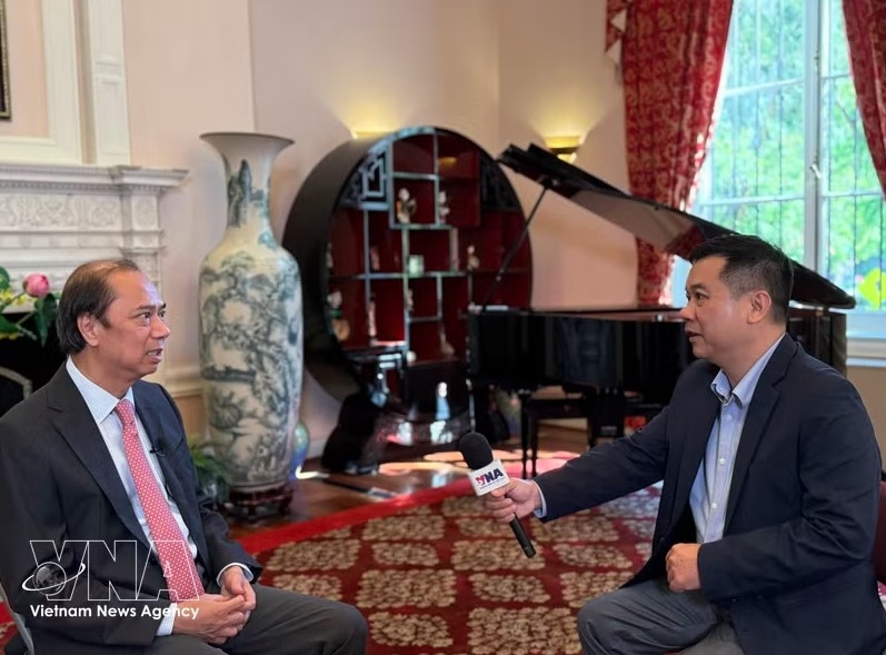 Vietnamese Ambassador to the US Nguyen Quoc Dung (left) grants an interview to the Vietnam News Agency correspondent in the US. (Photo: VNA)