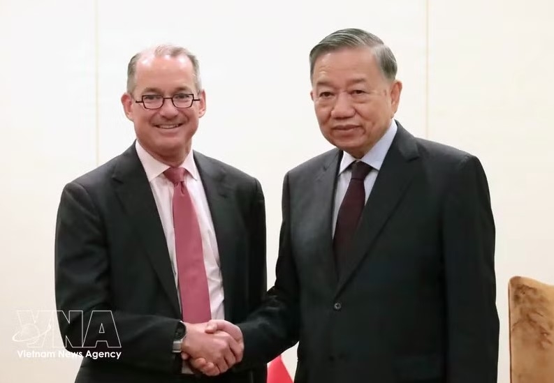 General Secretary of the Communist Party of Vietnam Central Committee and President To Lam (right) meets with Robert Thomson, Senior Vice President and Global Head of Government Affairs at Visa Inc., in New York on the morning of September 23 (local time). (Photo: VNA)