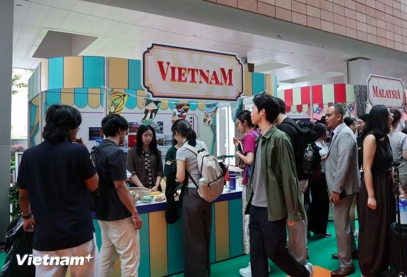 Promoting Vietnamese products at a trade fair. (Illustrative photo: VNA)