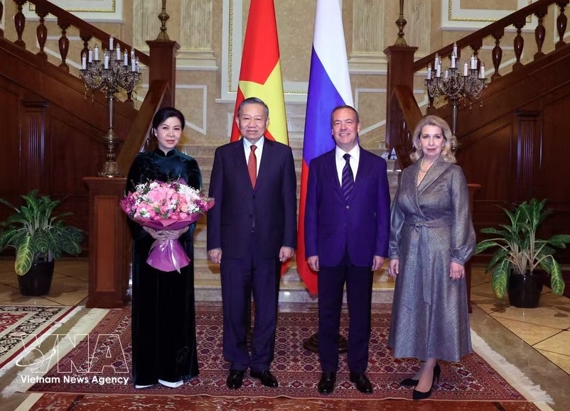 General Secretary and President To Lam and his spouse pose for a photo with Chairman of the United Russia Party and Deputy Chairman of the Security Council of the Russian Federation Dmitry Medvedev and his spouse. (Photo: VNA)