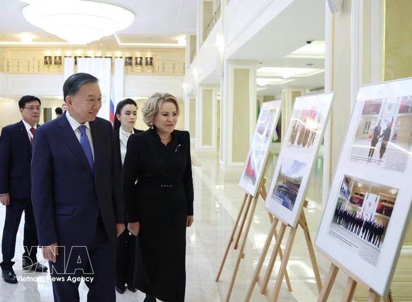General Secretary of the Communist Party of Vietnam (CPV) Central Committee and President To Lam and Chairwoman of the Federation Council of the Federal Assembly of Russia Valentina Matvienko see photos depicting the Vietnam-Russia relationship. (Photo: VNA)