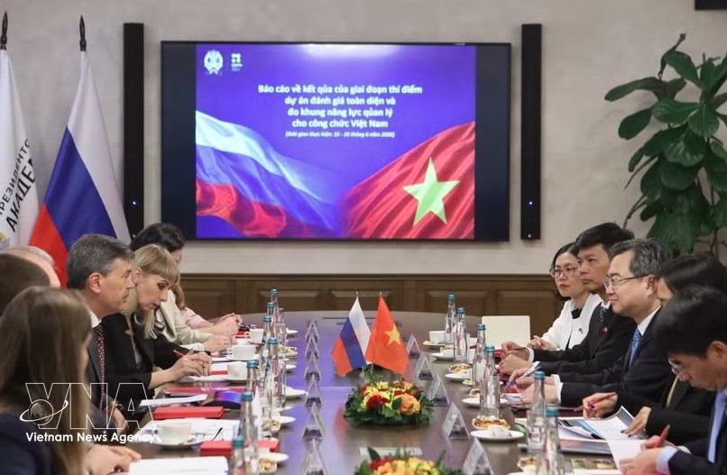 Politburo member, Secretary of the Communist Party of Vietnam Central Committee and Head of the Committee's Commission for Policy and Strategy Nguyen Thanh Nghi holds a working session with Alexey Komissarov, Director of the Russian Presidential Academy of National Economy and Public Administration (RANEPA), in Moscow on September 8. (Photo: VNA)