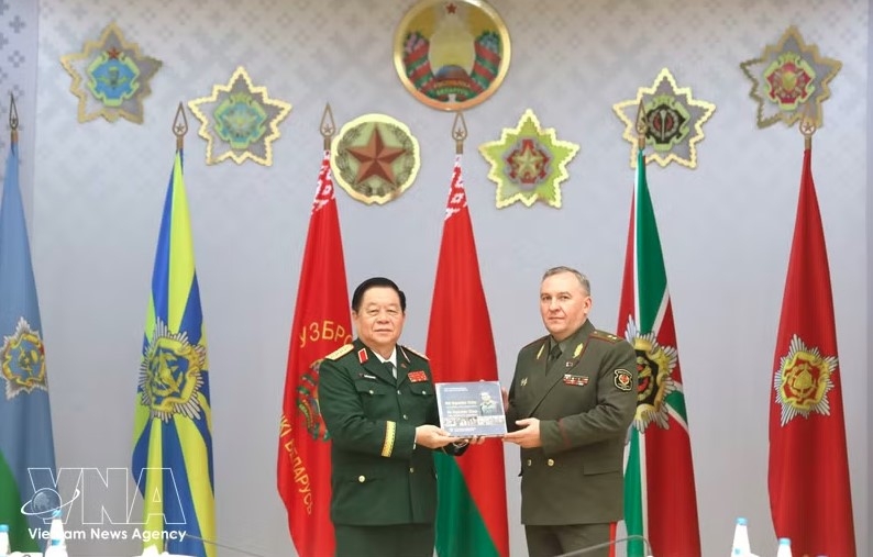 General Nguyen Trong Nghia, Director of the General Department of Politics of the Vietnam People's Army, presents a gift to Lieutenant General Viktor Khrenin, Belarusian Minister of Defence, in Minsk on September 23, 2026. (Photo: VNA)