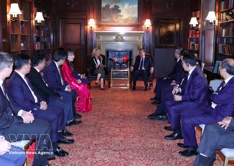 General Secretary of the Communist Party of Vietnam Central Committee and President To Lam (R) receives President and Chief Operating Officer of SpaceX Gwynne Shotwell in New York on September 23 afternoon (local time). (Photo: VNA)