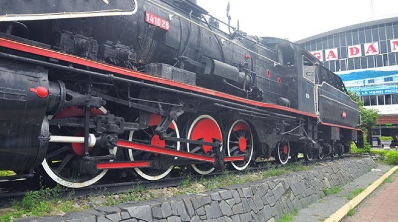 A steam locomotive is on display at Da Nang Railway Station. (Photo: Ha Minh/baodautu.vn)