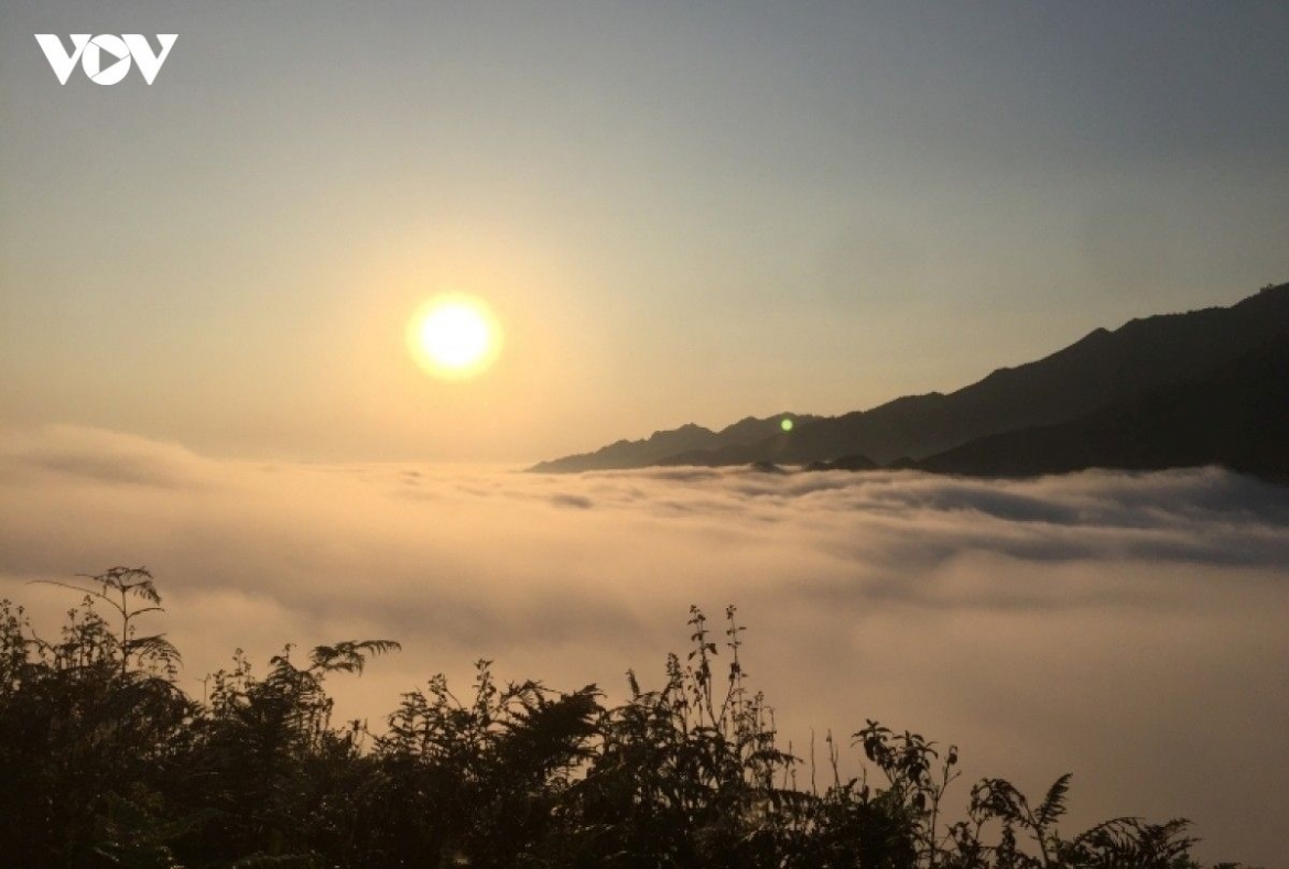 Sunrise over the “sea of clouds” in Ta Xua, Son La province