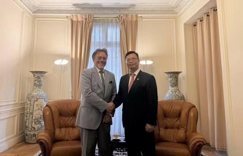 Senior Vice-President of Latin America and Asia at Thales Group Guy Bonassi (L) at a meeting with Vietnamese Ambassador to France Trinh Duc Hai (Photo published by VNA)