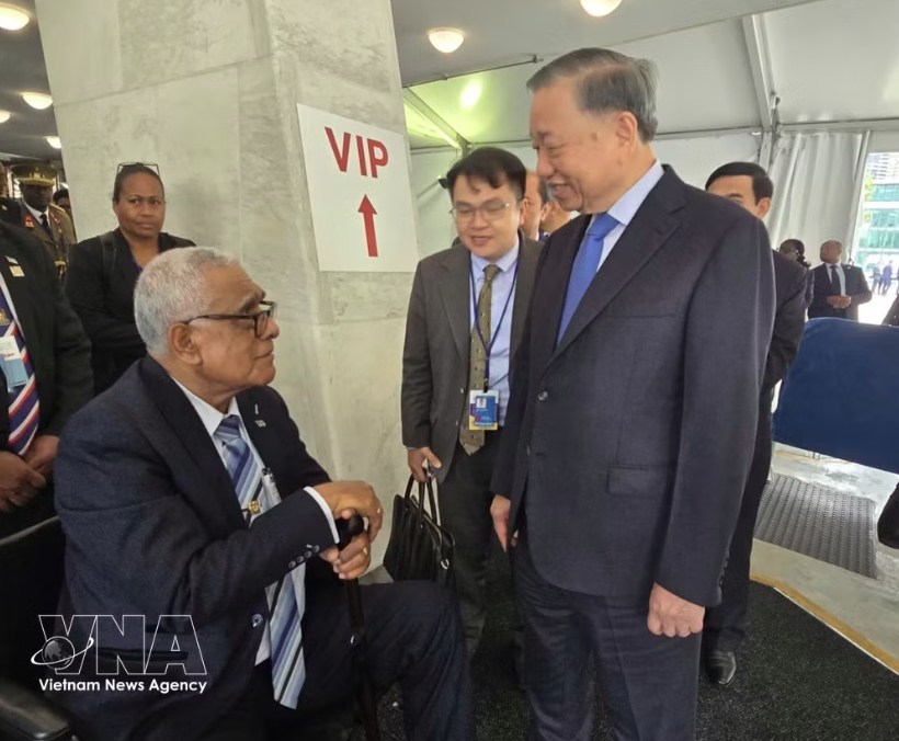 General Secretary of the Communist Party of Vietnam Central Committee and President of Vietnam To Lam (right) meets with President of Fiji Ratu Lalabalavu in New York on September 22, 2026. (Photo: VNA)