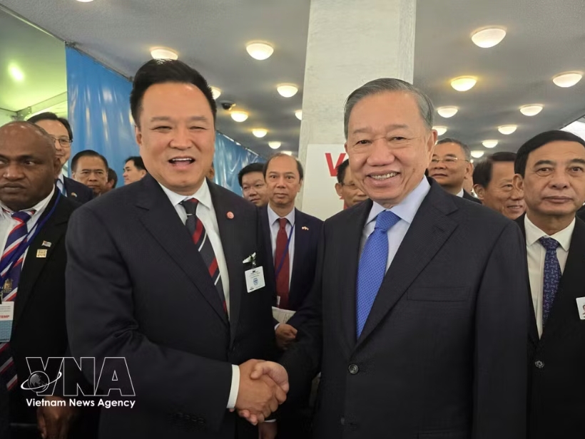General Secretary of the Communist Party of Vietnam Central Committee and President of Vietnam To Lam (right) meets with Prime Minister of Thailand Anutin Charnvirakul in New York on September 22, 2026. (Photo: VNA)