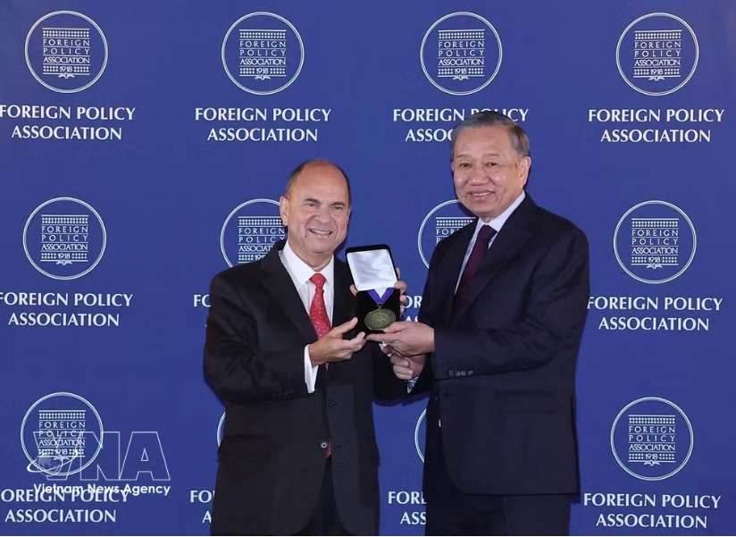 General Secretary of the Communist Party of Vietnam Central Committee and President To Lam is presented with the Foreign Policy Association (FPA) Medal at the event. (Photo: VNA)