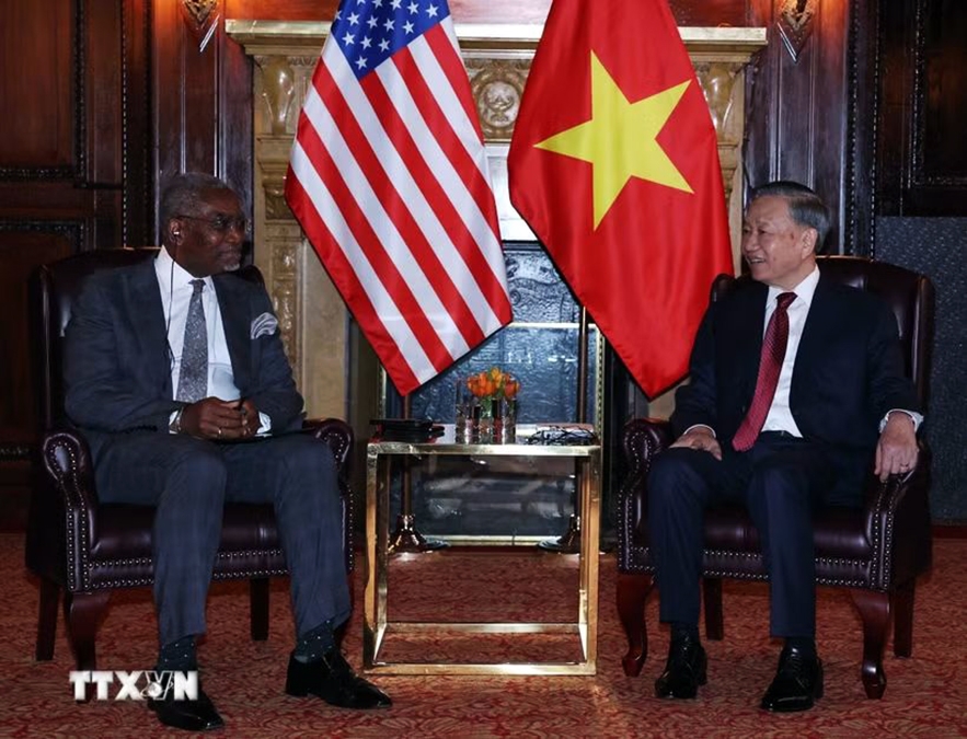 General Secretary of the Communist Party of Vietnam Central Committee and President To Lam (R) meets with Representative Gregory Meeks, ranking member of the House Foreign Affairs Committee, in New York on September 21 (local time) as part of his working trip to the United States for the 81st session of the UN General Assembly. (Photo: VNA)