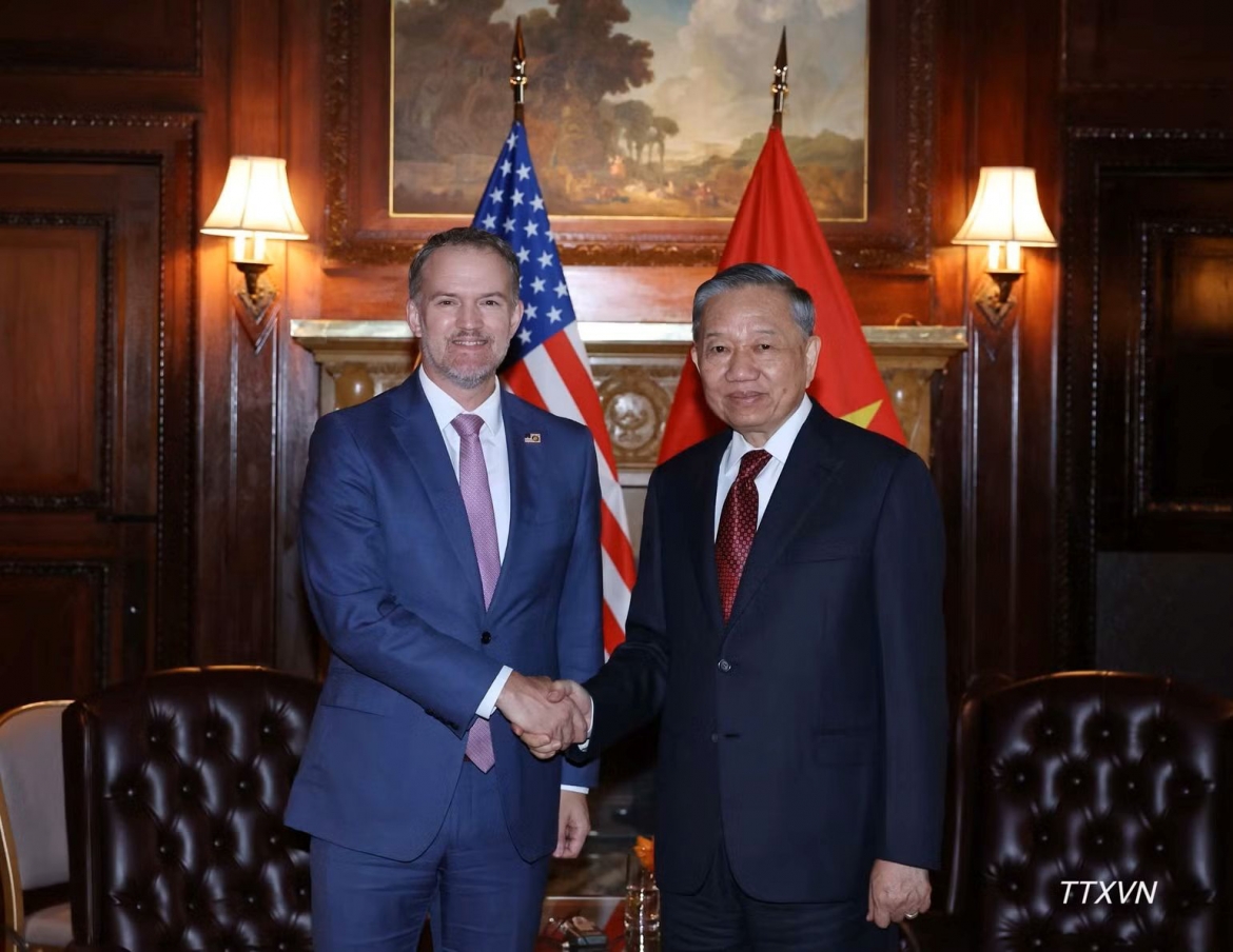 General Secretary of the Communist Party of Vietnam Central Committee and President To Lam (R) receives US Trade Representative Jamieson Greer in New York on September 21 as part of his working trip to the United States for the 81st session of the UN General Assembly UNGA (Photo: VNA)