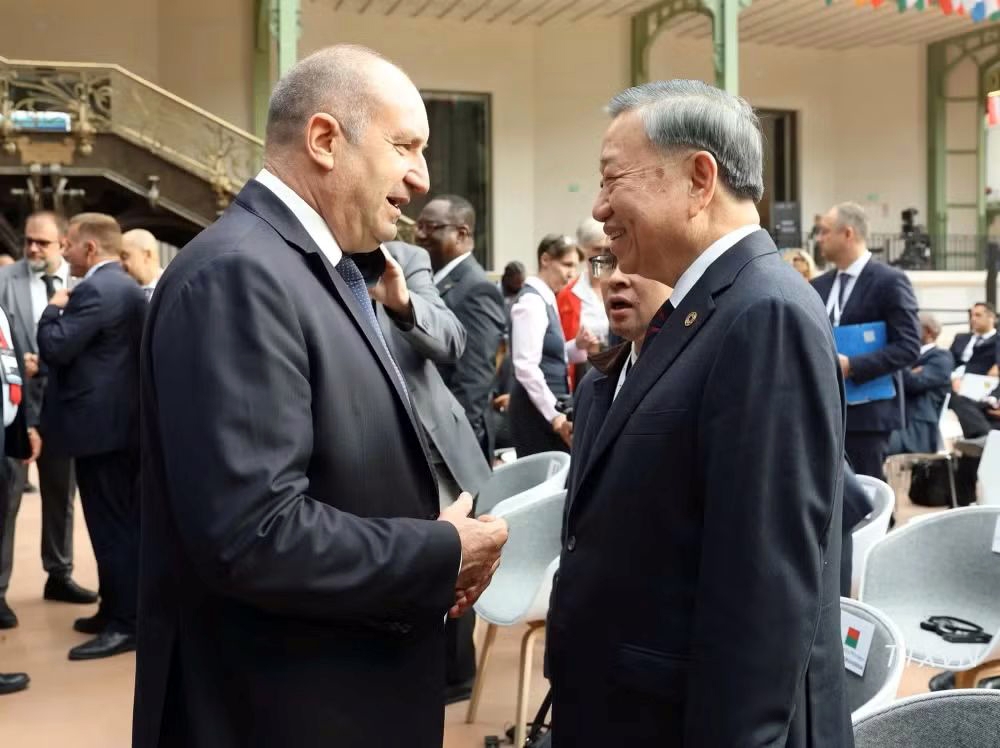 Vietnamese General Secretary and President To Lam (R) and Bulgarian Prime Minister Rumen Radev meet on the sidelines of the 2026 International Space Summit in Paris on September 10, 2026. (Photo: VNA)