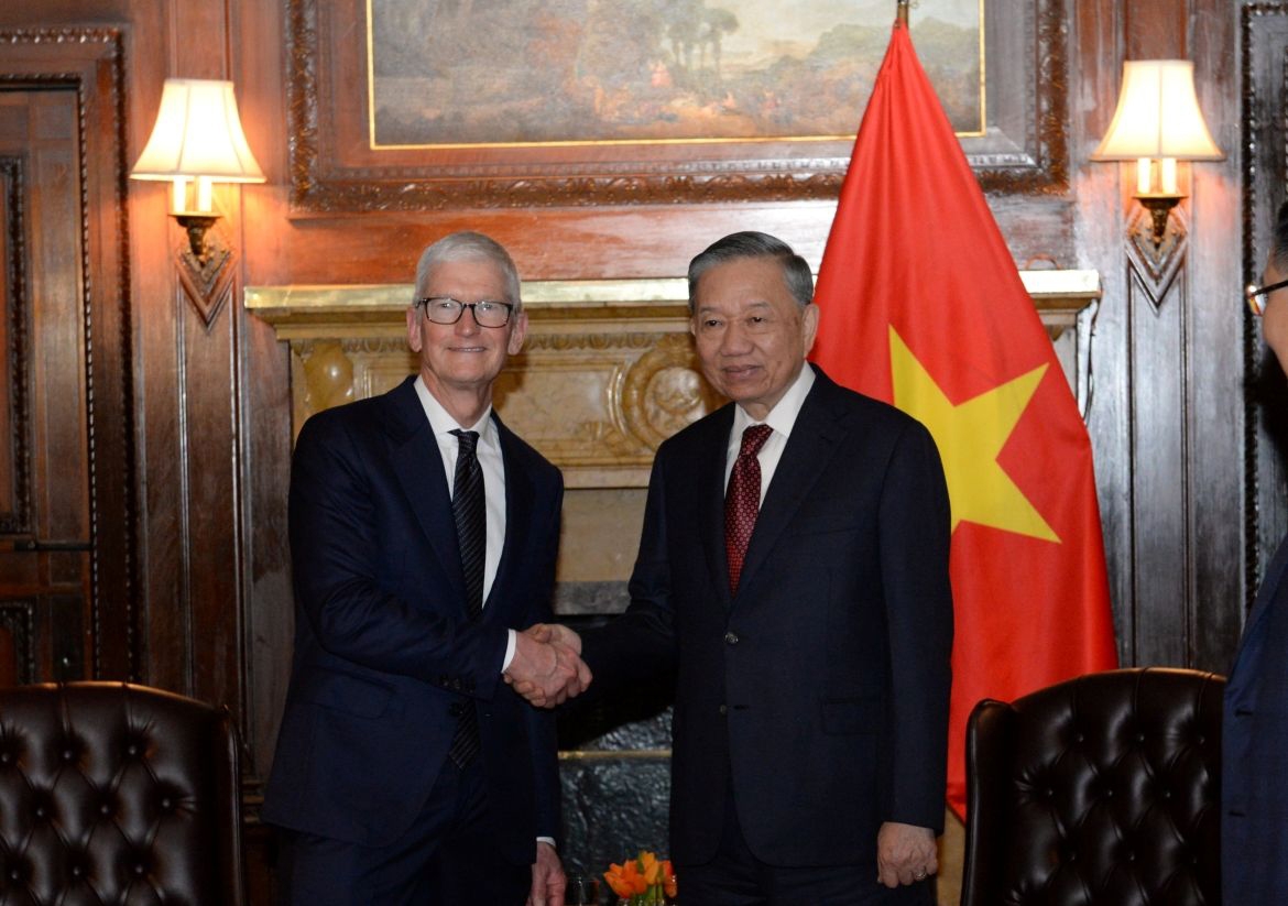 General Secretary and President To Lam (R) and Apple CEO Tim Cook at their meeting in New York on September 21