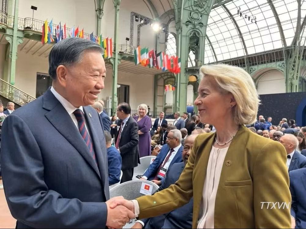 Vietnamese General Secretary and President To Lam (L) meets with European Commission President Ursula von der Leyen in Paris on September 10 on the sidelines of the 2026 International Space Summit. (Photo: VNA)