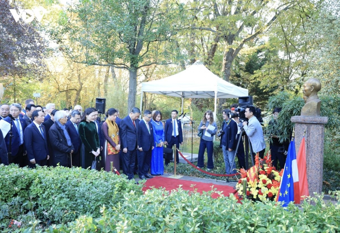 Party General Secretary and State President To Lam and other officials of the Vietnamese delegation pay tribute to President Ho Chi Minh at his statute in Montreau Park, Paris
