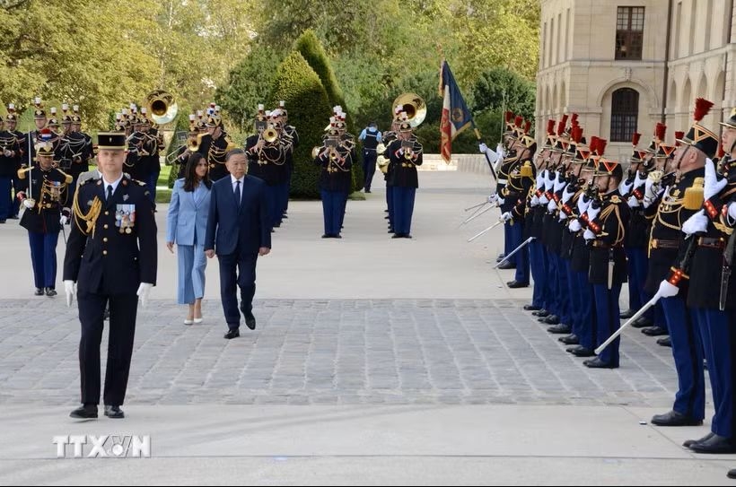Eleonor Caroit, Minister Delegate for Francophonie, International Partnerships and the French Abroad, presids over the welcoming ceremony for Vietnamese Party General Secretary and State President To Lam in Paris on September 10. (Photo: VNA)