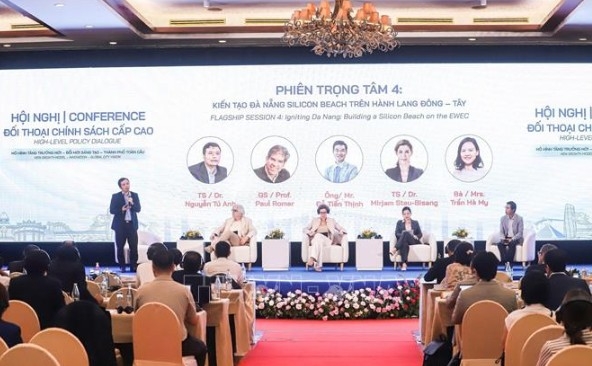 Tran Ha My (on the far right on stage) attends the High-Level Policy Dialogue on New Growth Models, Innovation, and Global Cities held in Da Nang in July 2026. (Photo: VNA)