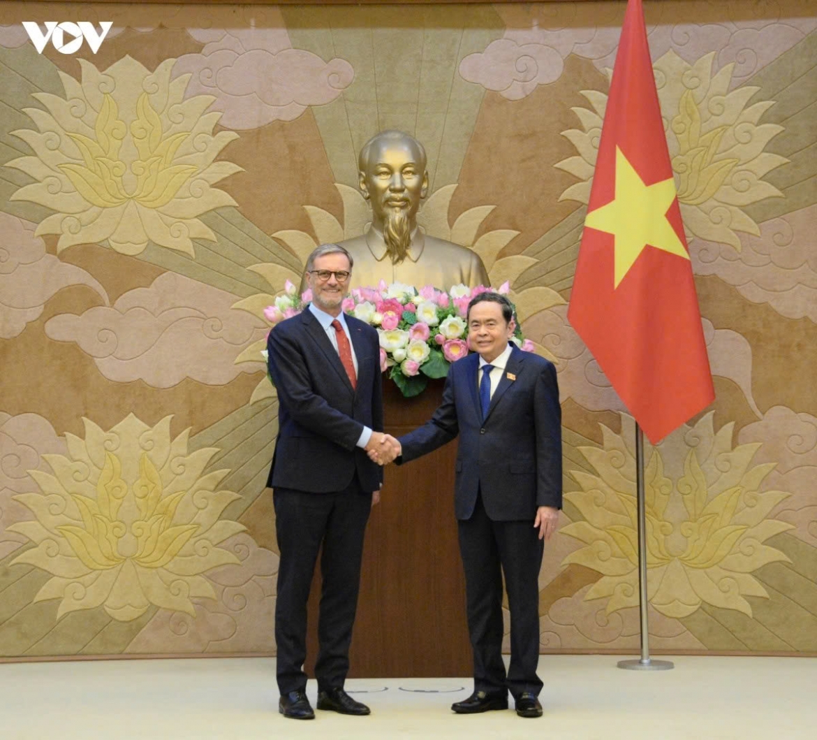 National Assembly President Tran Thanh Man (R) receives outgoing French Ambassador to Vietnam Olivier Brochet in Hanoi on September 3