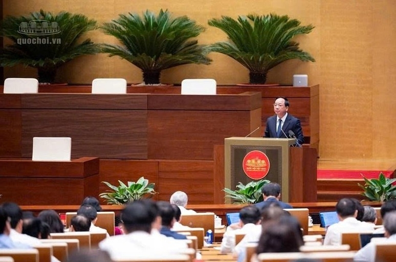 Trinh Van Quyet, Politburo member, Secretary of the Party Central Committee, and Head of the Party Central Committee's Commission for Information and Education, delivers a presentation on core elements of the Politburo's strategy for ideological work in the new context at a national conference studying key Politburo resolutions and directives.
