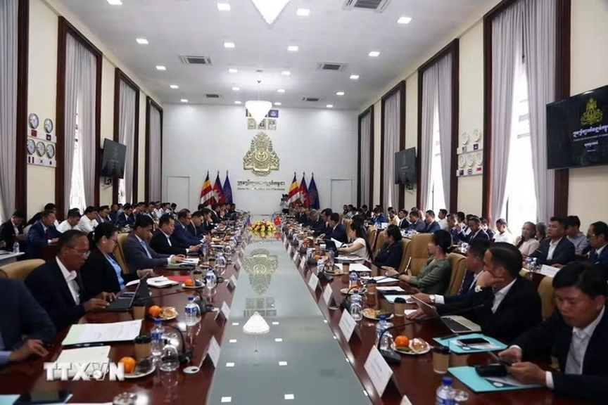 Officials and business representatives take part in a dialogue on investment opportunities and challenges in Cambodia on September 14. (Photo: VNA).