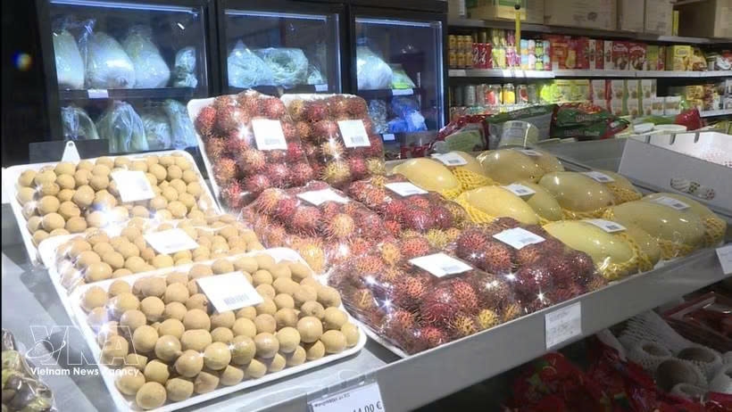 Vietnam's fresh fruits sold at a supermarket in France (Photo: VNA)