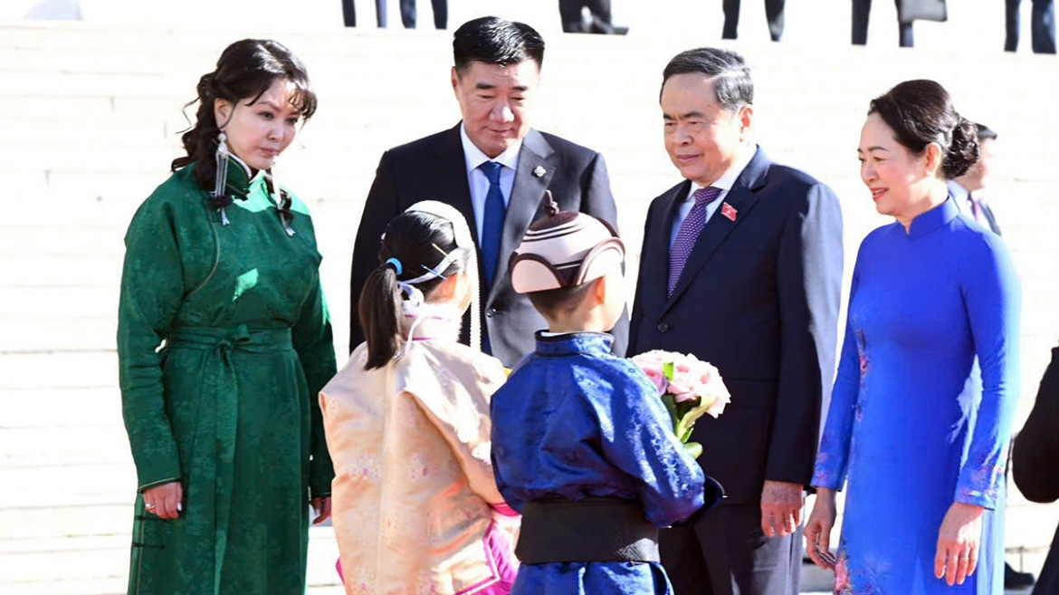 Chairman of the State Great Hural of Mongolia Sandag Byambatsogt and his wife (left) host a welcoming ceremony for <a href="https://english.vov.vn/en/politics/na-president-tran-thanh-man-and-spouse-begin-official-visit-to-mongolia-post1331213.vov">visiting Vietnamese National Assembly President Tran Thanh Man</a> and his spouse at Sukhbaatar Square in Ulaanbaatar on September 10