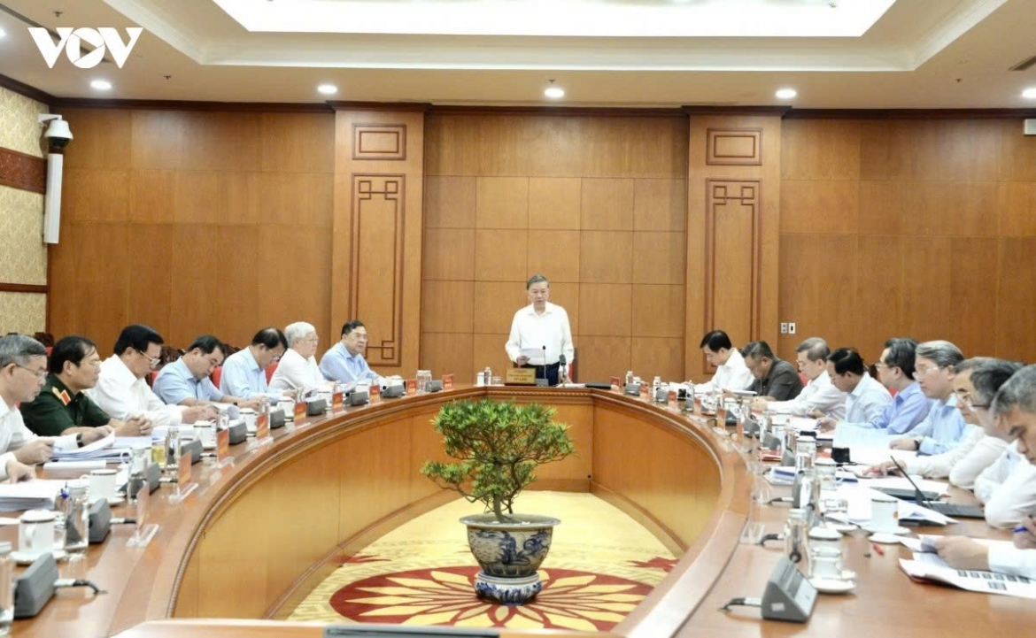 General Secretary of the Communist Party of Vietnam Central Committee and State President To Lam at a meeting with the Central Policy and Strategy Commission and relevant agencies on a proposal to develop new regulations on Party members engaged in private business