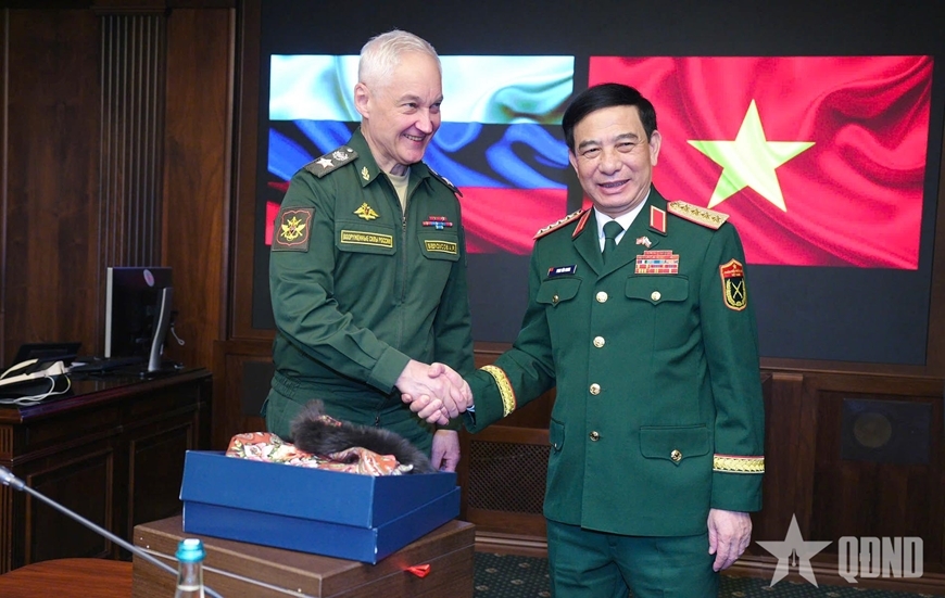 General Phan Van Giang (R), Deputy Prime Minister and Minister of National Defence of Vietnam, and Andrey Belousov, Defence Minister of Russia, meet in Moscow on September 8. (Photo: PANO)