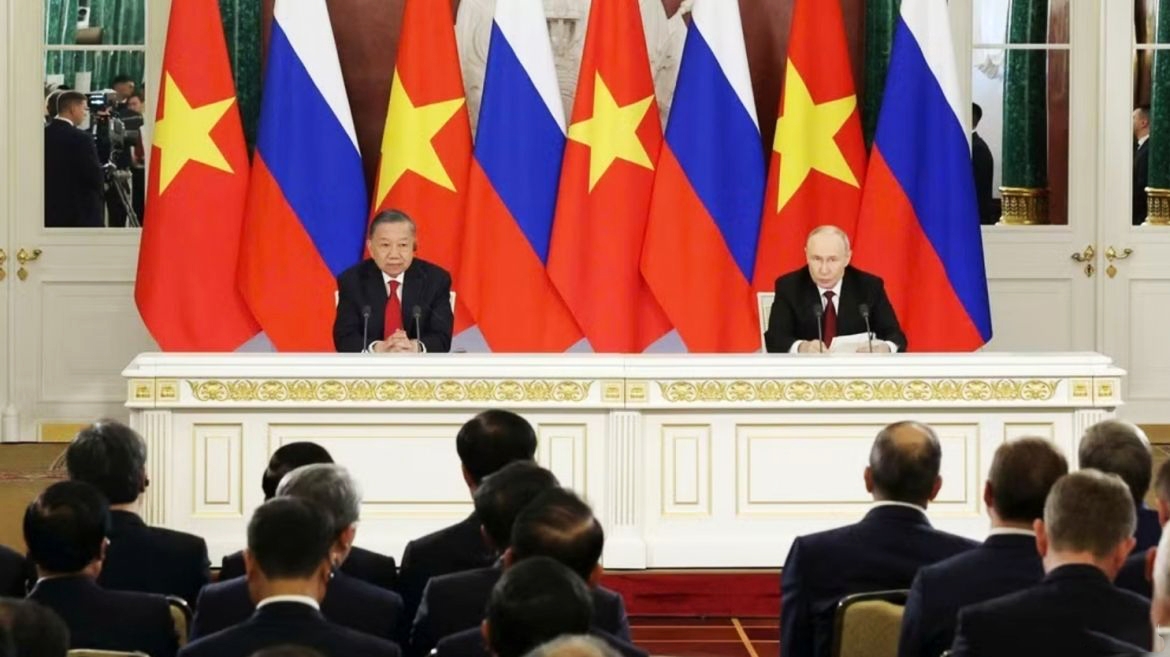 Russian President Vladimir Putin (R) and General Secretary of the Communist Party of Vietnam Central Committee and President To Lam at a joint press briefing following their talks in MOscow on September 9, 2026. (Photo: VNA)