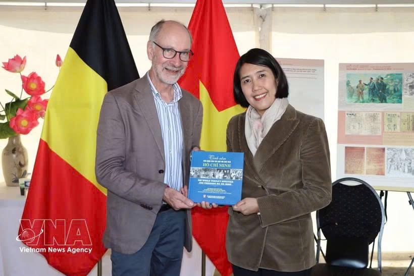 Vietnamese Ambassador to Belgium Nguyen Huong Tra (right) presents a book on the world's affection for President Ho Chi Minh to PTB Deputy General Secretary Benjamin Pestieau, at ManiFiesta 2026. (Photo: VNA)