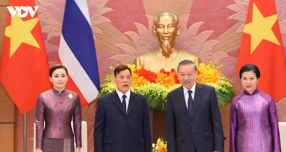 Party General Secretary and President To Lam and his spouse Ngo Phuong Ly, together with King of Thailand Maha Vajiralongkorn Phra Vajiraklaochaoyuhua and Queen Suthida Bajrasudhabimalalakshana, pose for a joint photograph prior to talks.
