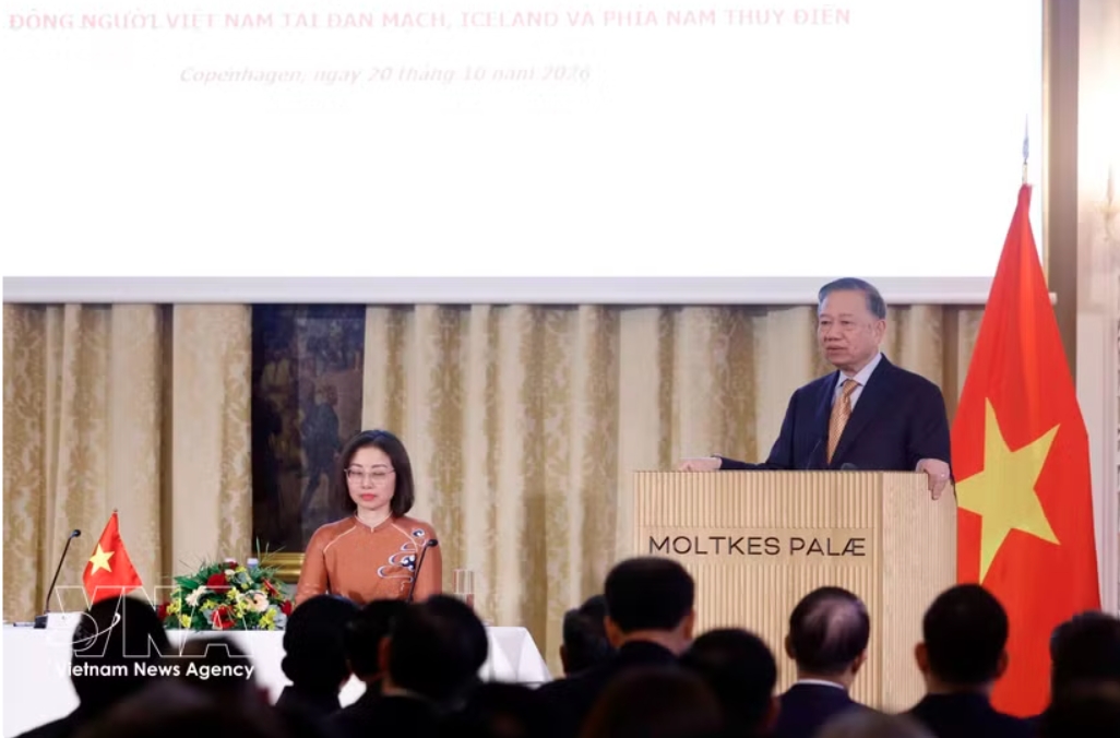 General Secretary of the Communist Party of Vietnam Central Committee and President To Lam meets with officials and staff of the Vietnamese Embassy and members of the Vietnamese communities in Denmark, Iceland and southern Sweden in Copenhagen on October 20 afternoon (local time). Photo: VNA