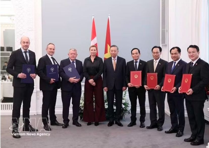 General Secretary of the Communist Party of Vietnam Central Committee and President To Lam (fifth, right), Prime Minister of Denmark Mette Frederiksen (fourth, left) and officials at the exchange of cooperation documents between ministries, agencies and businesses of the two countries in Copenhagen on October 20, 2026. (Photo: VNA)