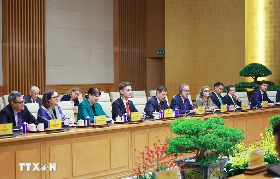 EU Ambassador and Head of the EU Delegation to Vietnam Julien Guerrier and ambassadors and chargés d’affaires of EU member states, during their meeting with Prime Minister Le Minh Hung in Hanoi on October 12, 2026. (Photo: VNA)