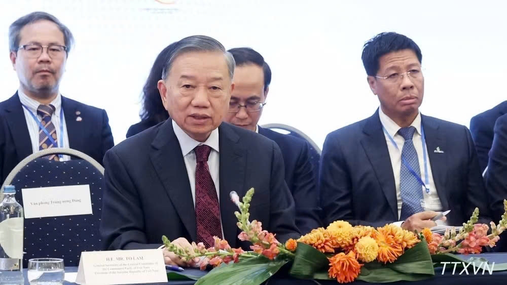 General Secretary of the Communist Party of Vietnam Central Committee and State President To Lam speaks at a high-level roundtable with leading European and Belgian businesses on October 22 as part of his working trip to the European Union and Belgium. (Photo: VNA)