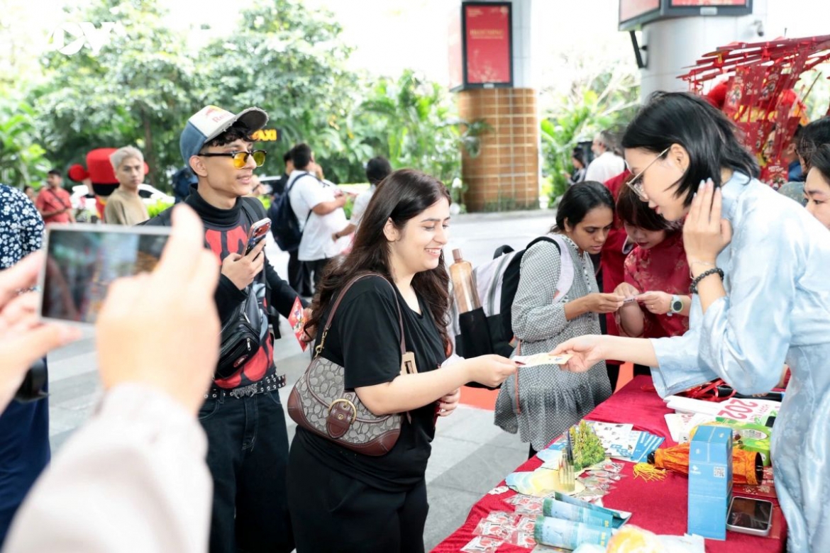 Foreign visitors eager to explore local culture in Da Nang