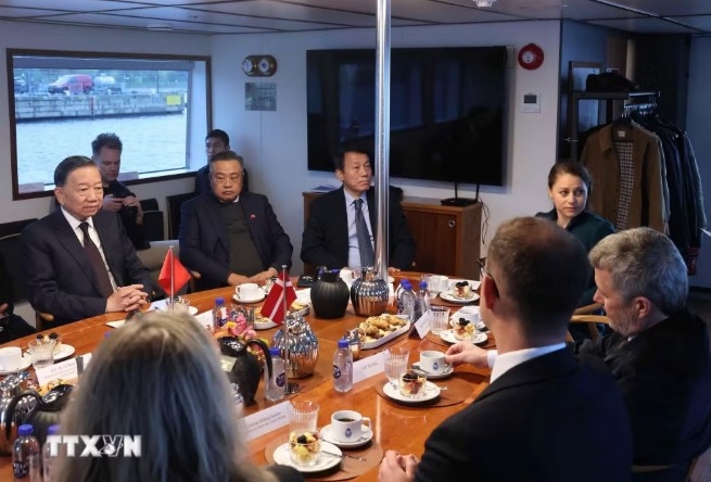 Party General Secretary and President To Lam, Danish King Frederik X and delegates of the two countries aboard a vessel visiting the Lynetteholm artificial island. (Photo: VNA)