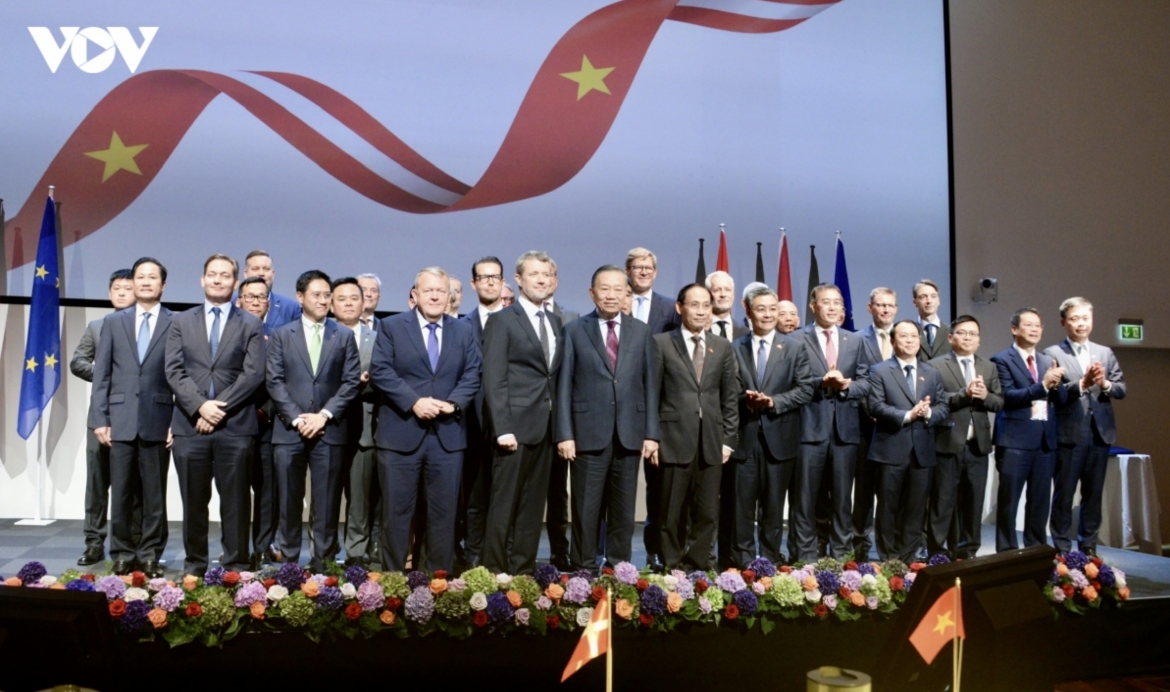 Vietnam's top leader To Lam and delegates at the signing ceremony of cooperation documents