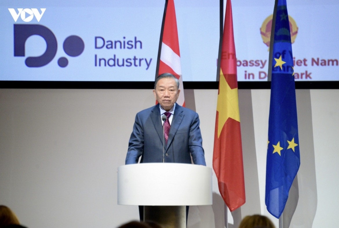Party General Secretary and President To Lam speaks at Vietnam-Denmark Business Forum.