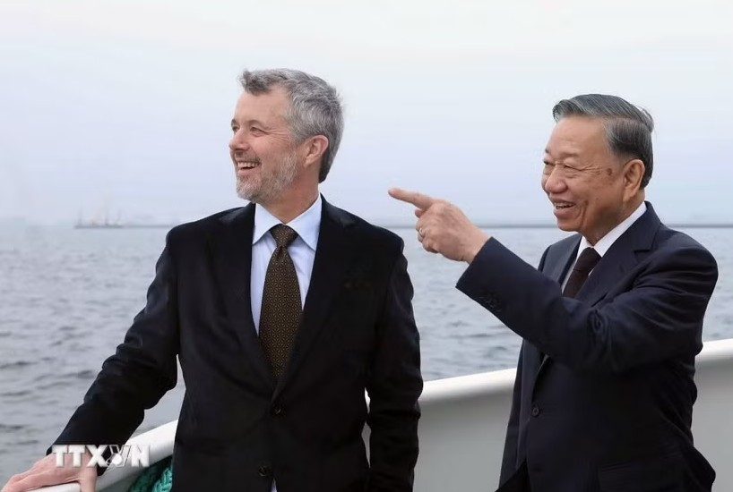General Secretary of the Communist Party of Vietnam  (CPV) Central Committee and President To Lam and Danish King Frederik X aboard a vessel visiting the Lynetteholm artificial island.
(Photo: VNA)