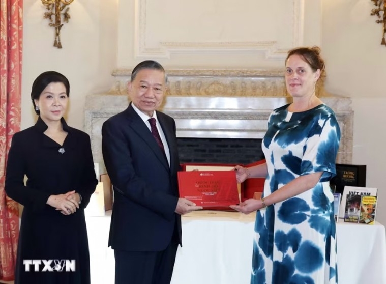 General Secretary of the Communist Party of Vietnam Central Committee and President To Lam and his spouse, Ngo Phuong Ly, present books to the Royal Library of Belgium. (Photo: VNA)