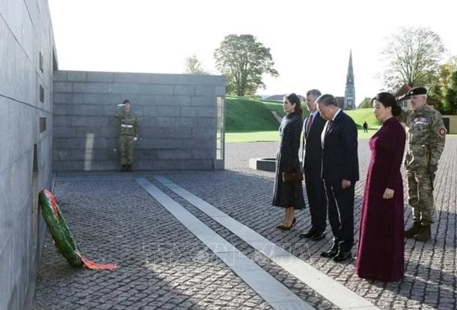 General Secretary of the Communist Party of Vietnam (CPV) Central Committee and President To Lam and his spouse Ngo Phuong Ly, together with King Frederik X and Queen Mary of Denmark, lay flowers at the Monument for Denmark's International Effort Since 1948 ((Danish Heroes' Memorial) inside the Kastellet fortress in Copenhagen. (Photo: VNA)