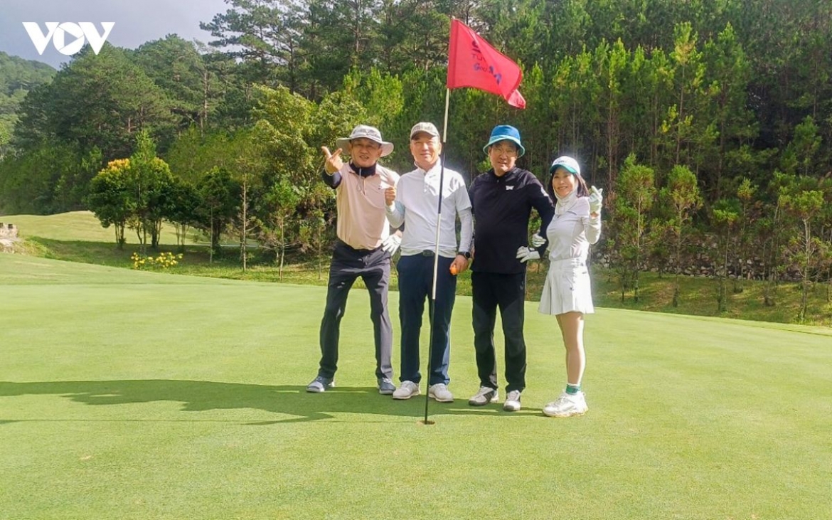 Foreign visitors play golf in Vietnam
