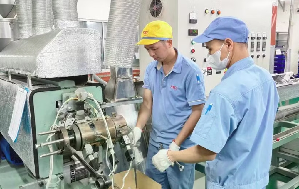 Producing components for office equipment at SWCC Showa Vietnam Co., Ltd. in Bac Thang Long Industrial Park. Hanoi (Photo: hanoimoi.vn)