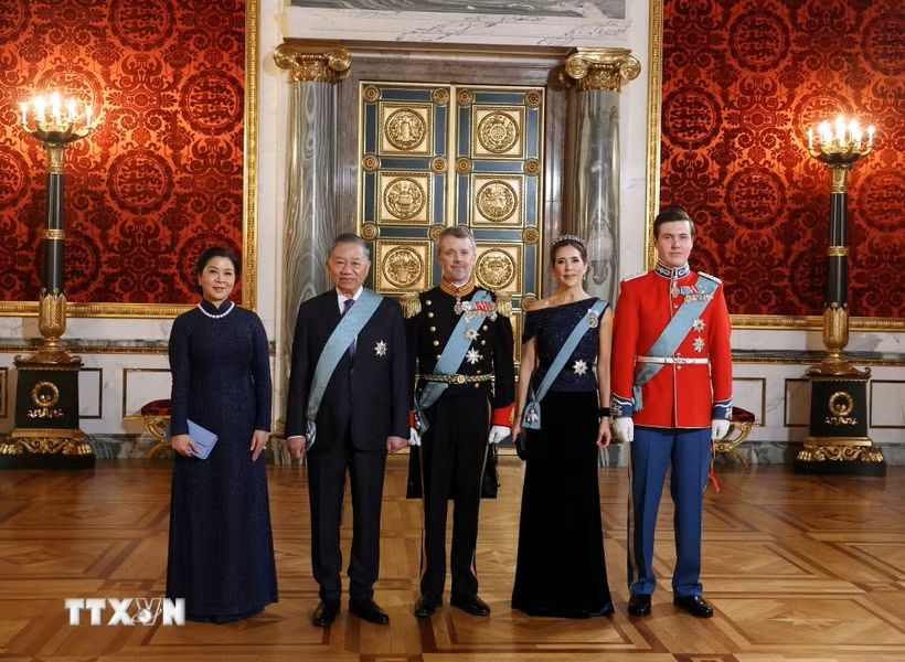 General Secretary of the Communist Party of Vietnam Central Committee and President To Lam and his spouse Ngo Phuong Ly pose for a group photo with King Frederik X, Queen Mary and Crown Prince Christian of Denmark. (Photo: VNA)