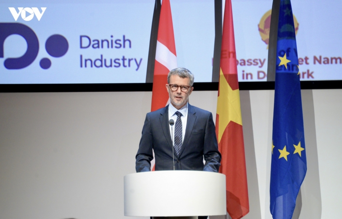 King Frederik X of Denmark addresses Vietnam-Denmark Business Forum.