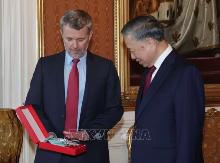 King Frederik X of Denmark presents the Order of the Elephant, the kingdom's highest honor, to General Secretary of the Communist Party of Vietnam (CPV) Central Committee and President To Lam. (Photo: VNA)