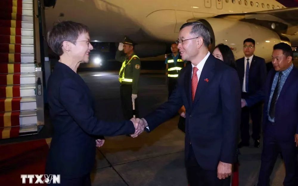 Minister of Finance Ngo Van Tuan welcomes Liechtenstein Prime Minister Brigitte Haas at Noi Bai International Airport in Hanoi on the evening of October 17. (Photo: Pham Kien/VNA)