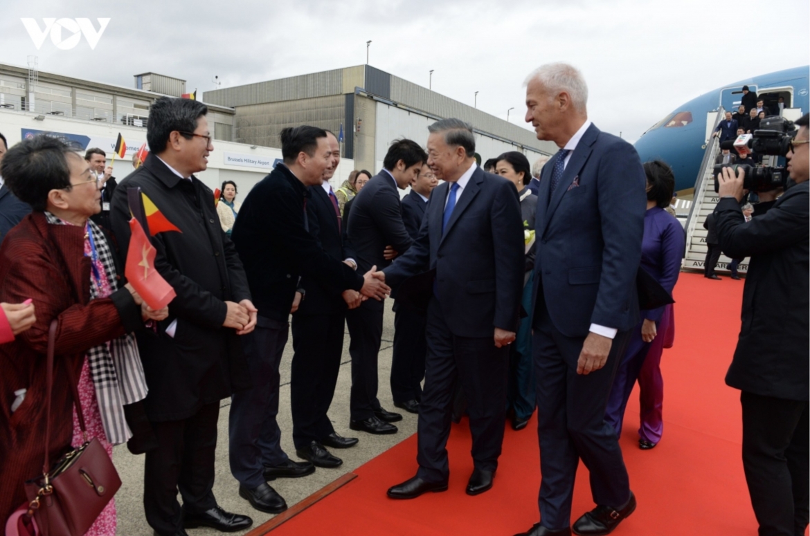 Officials and staff of the Vietnamese Embassy in Belgium welcome General Secretary of the Communist Party of Vietnam Central Committee and State President To Lam and his spouse.